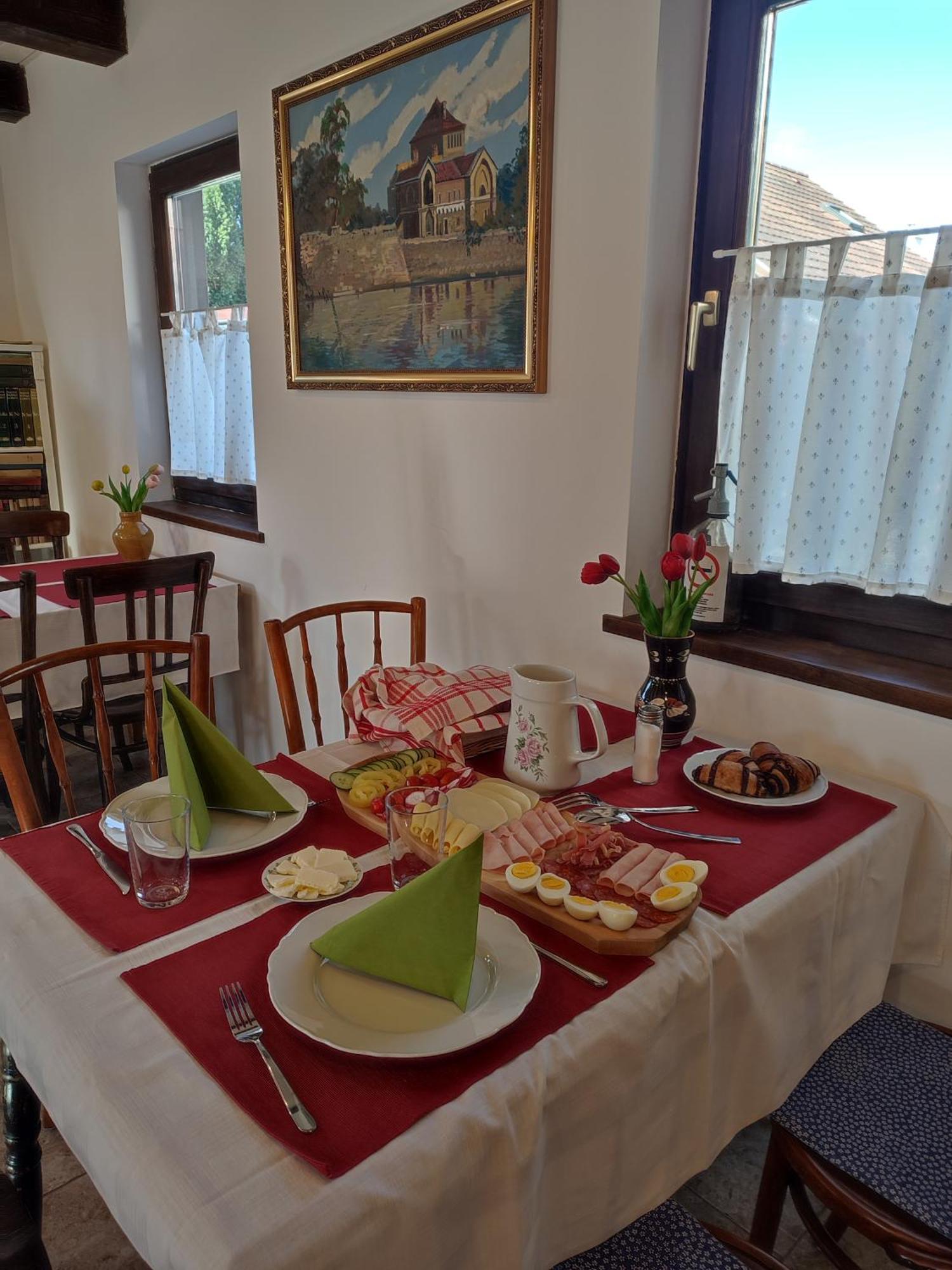 Szent Ivan Vendeghaz Tata Buitenkant foto