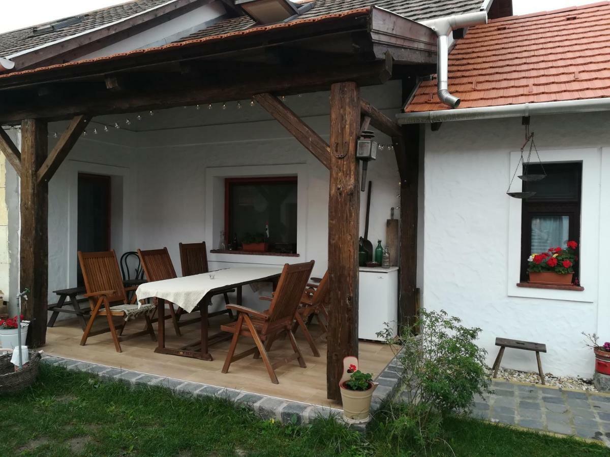 Szent Ivan Vendeghaz Tata Buitenkant foto